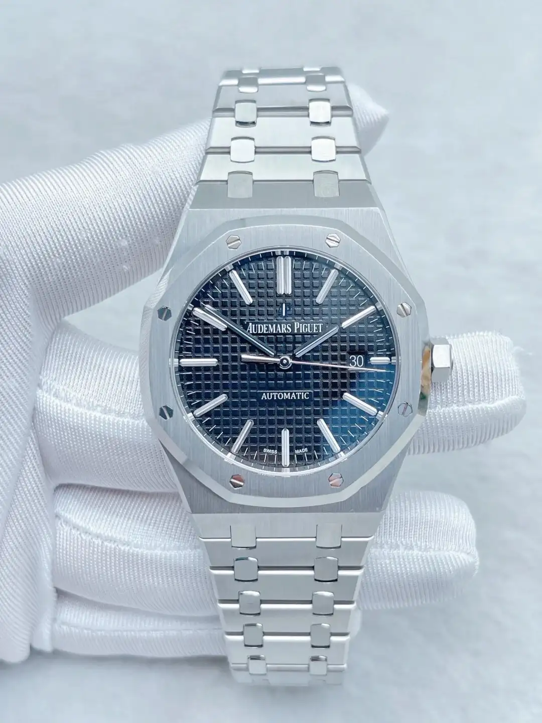 Audemars Piguet Royal Oak Selfwinding Blue 15400ST.OO.1220ST.03